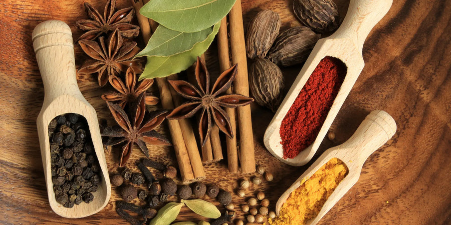 Hochwertige Gewürze erkennt man an intensivem Aroma, natürlicher Farbe und sorgfältiger Verarbeitung. Der Artikel erklärt, worauf du beim Kauf von Gewürzen achten solltest und welche Qualitätsmerkmale wirklich entscheidend sind.