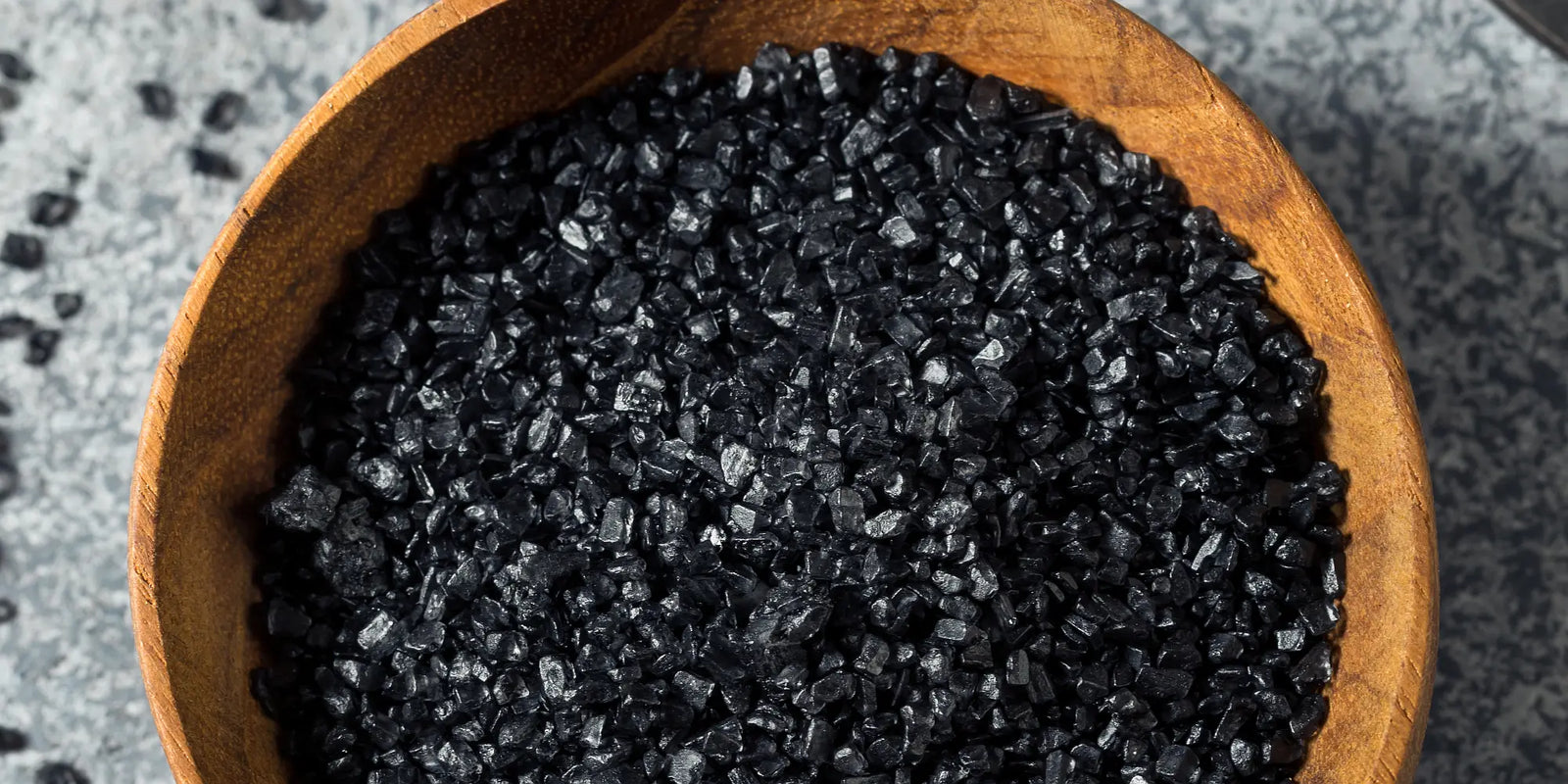 Hawaii Black Lava Salz mit tiefschwarzen Kristallen aus Meersalz und Aktivkohle.