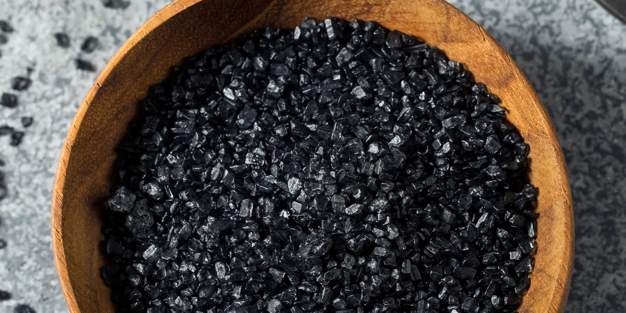 Hawaii Black Lava Salz mit tiefschwarzen Kristallen aus Meersalz und Aktivkohle.