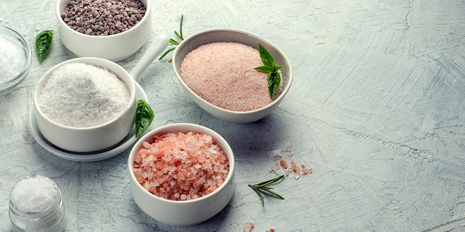 Auswahl verschiedener Natursalze für unterschiedliche Anwendungen in der Küche.