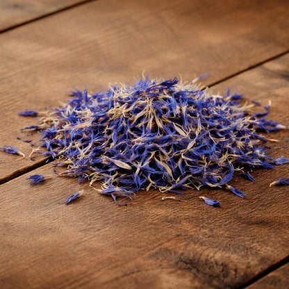 Bio Kornblumenblüten blau getrocknet auf Tisch