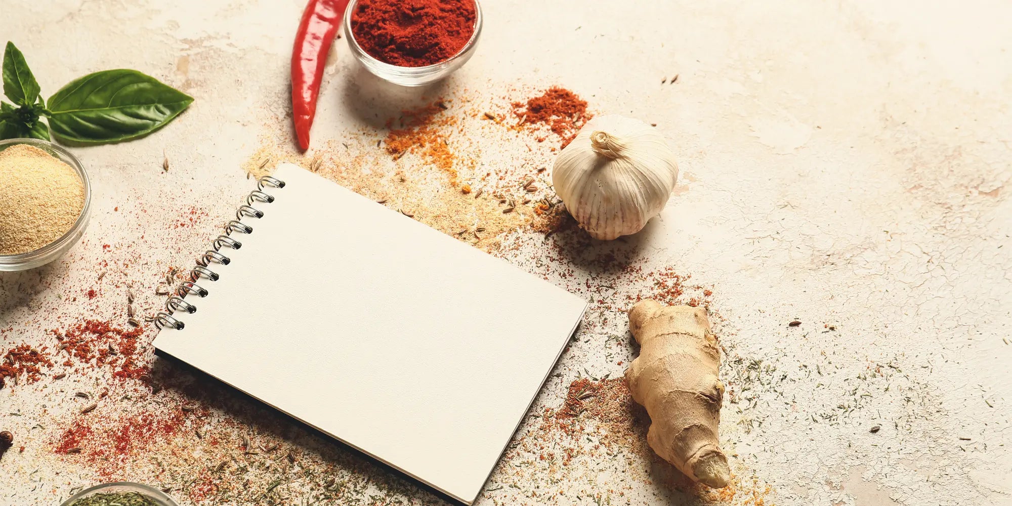 Auswahl an Rezeptzutaten Notizblock, Gewürze, Salz und Kräuter