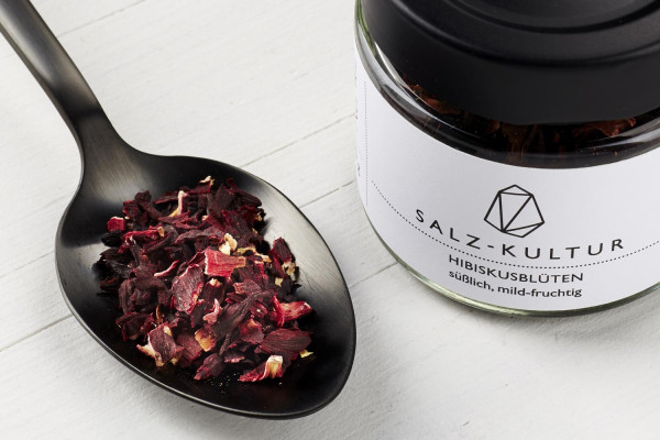 Hibiskusblüten geschnitten auf schwarzem Löffel