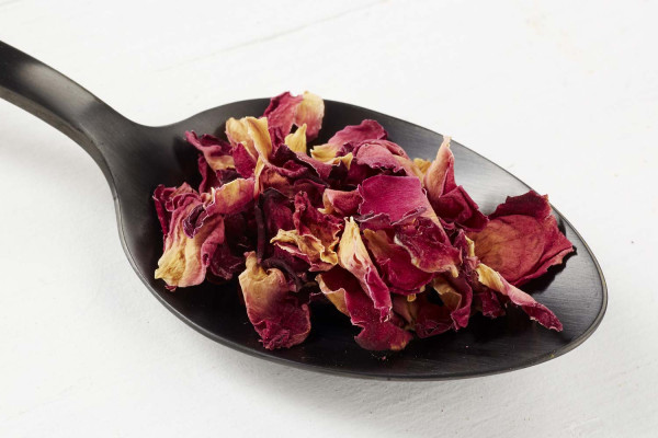 Rosenblütenblätter rot ganz getrocknet