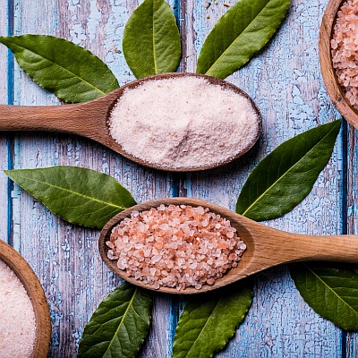 Natursalze in verschiedenen Variationen, künstlerisch präsentiert